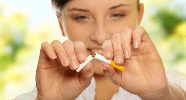 dívka rozbije cigaretu a zbaví se závislosti