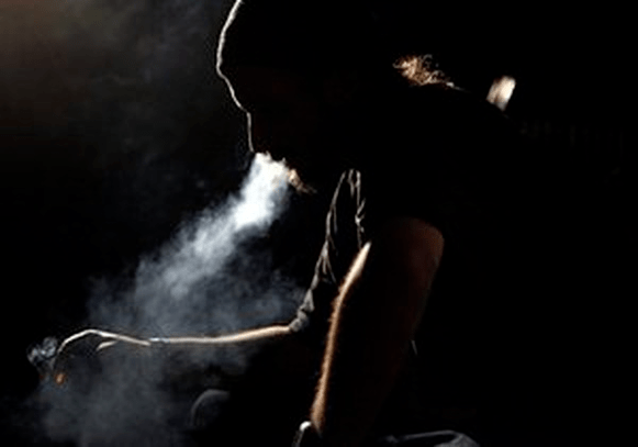 muž kouří cigaretu