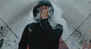 V kouři z cigaret
